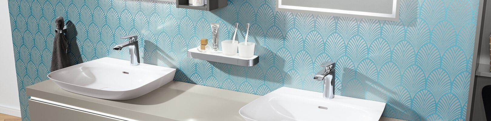 vigour_vogue_badmoebelgruppe_beige_tapete_blau_detail_4c_70cm_bearbeitet_spiegel (1) vigour_vogue_badmoebelgruppe_beige_tapete_blau_detail_4c_70cm_bearbeitet_spiegel (1)